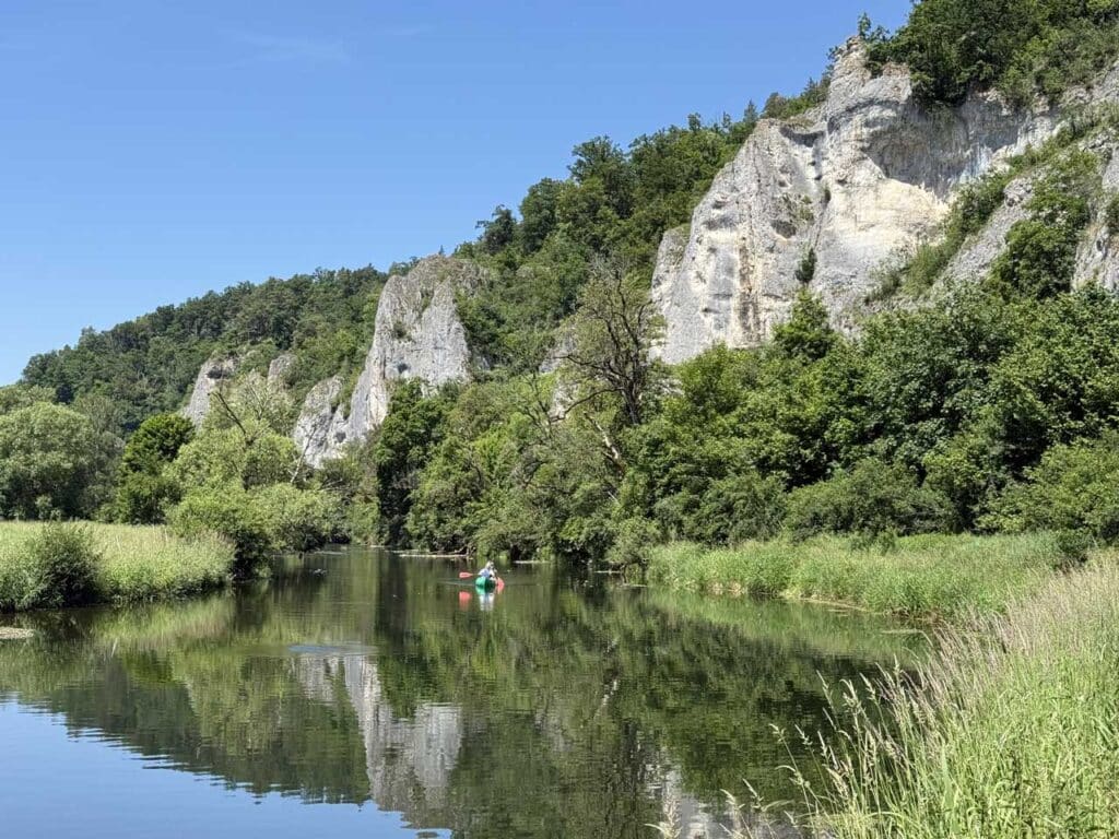 kanu vor felsen im donautal